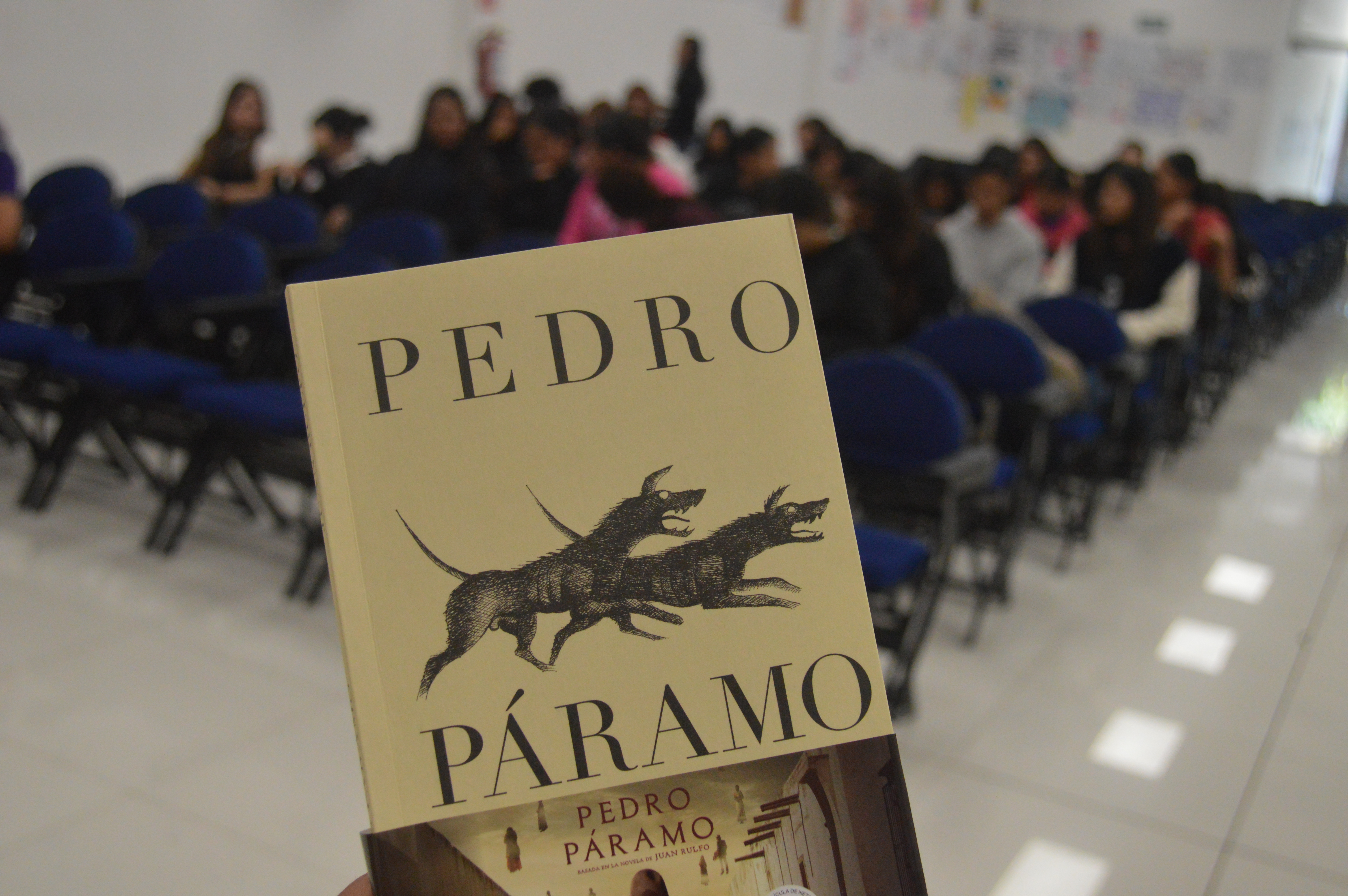 Mano sostienen libro cerrado